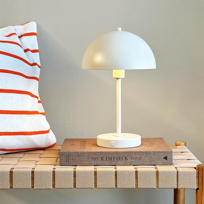 Dyberg Larsen Stockholm V2.0 bordlampe perlehvit oppladbar