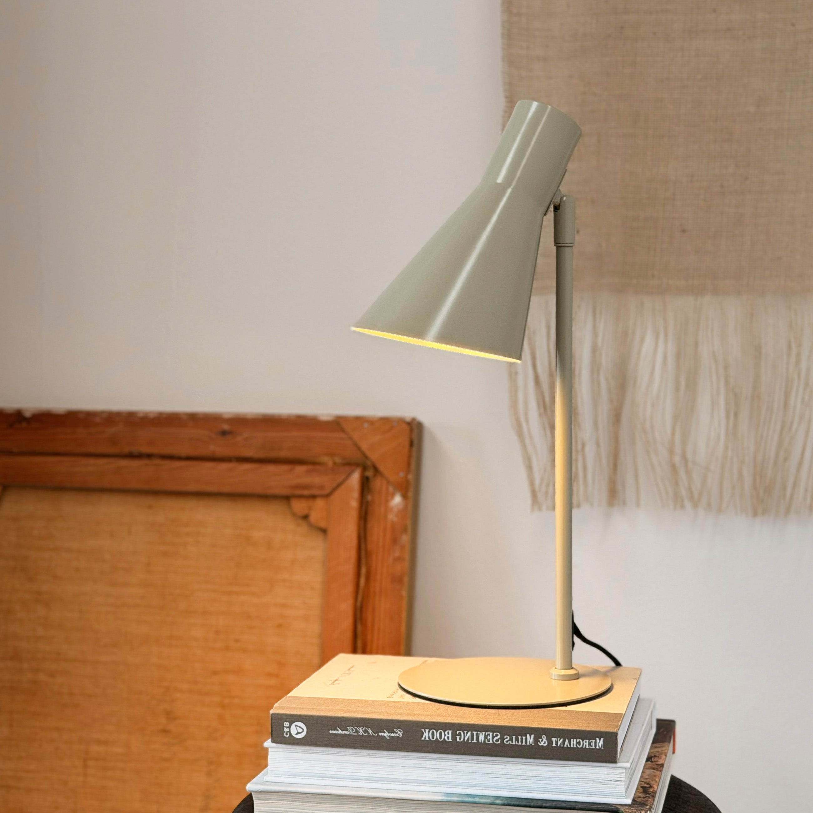Dyberg Larsen DL12 bordlampe grå konisk skjerm