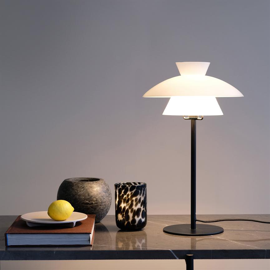 Dyberg Larsen Valby bordlampe opal sort fot