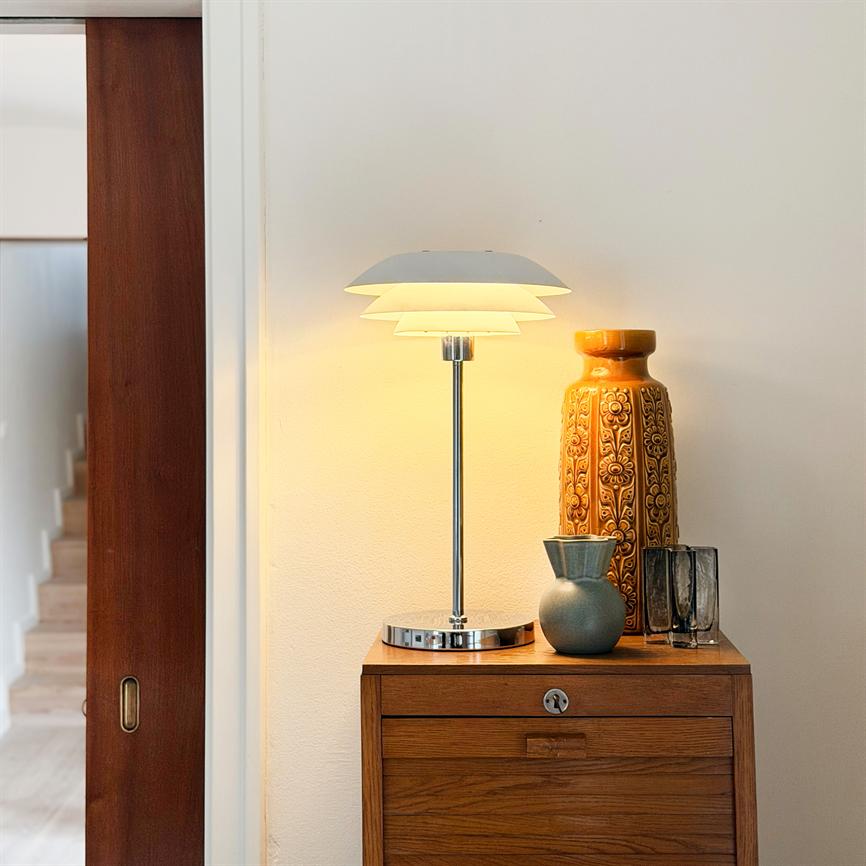 Dyberg Larsen DL31 bordlampe hvit metall kromfot