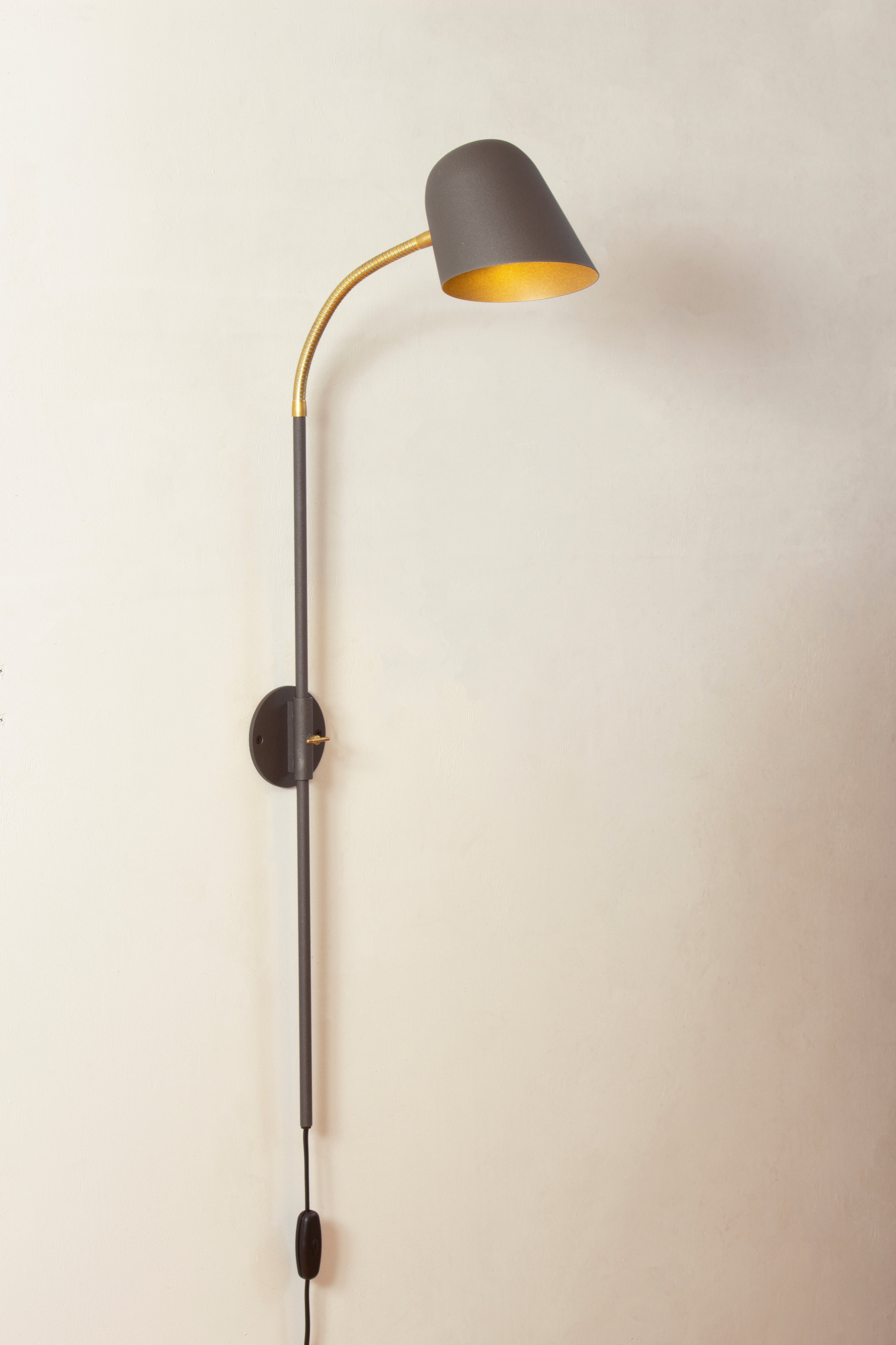 Zlamp Q15 438-15 vegglampe langt rør mørkegrå dimmer