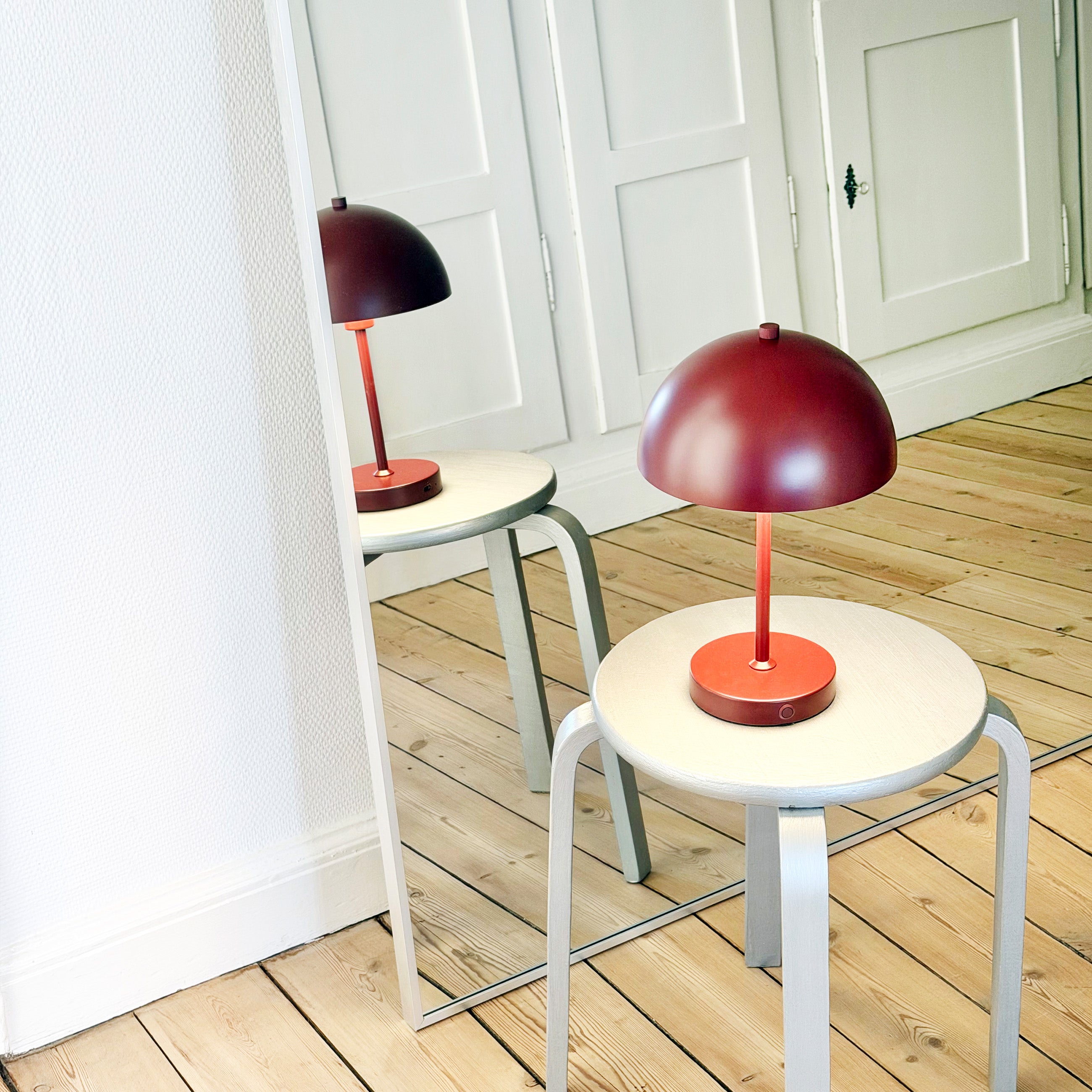Dyberg Larsen Stockholm LED bordlampe mørkerød