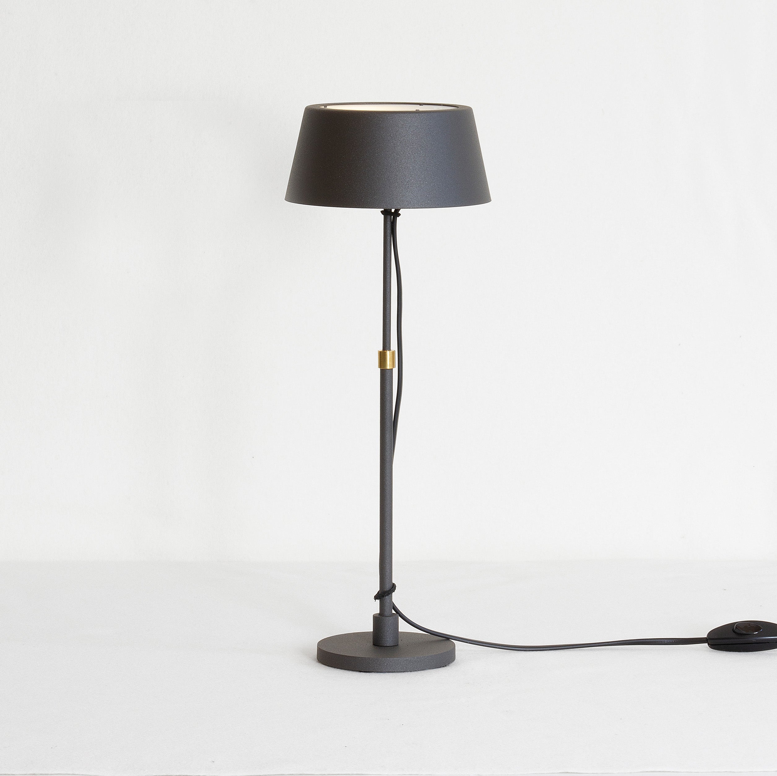 Zlamp Karl 925-1512 bordlampe liten greige messing høydejusterbar