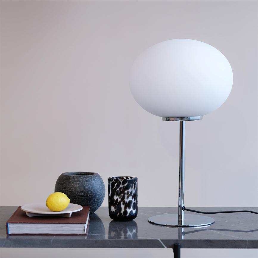Dyberg Larsen Queen bordlampe krom opal