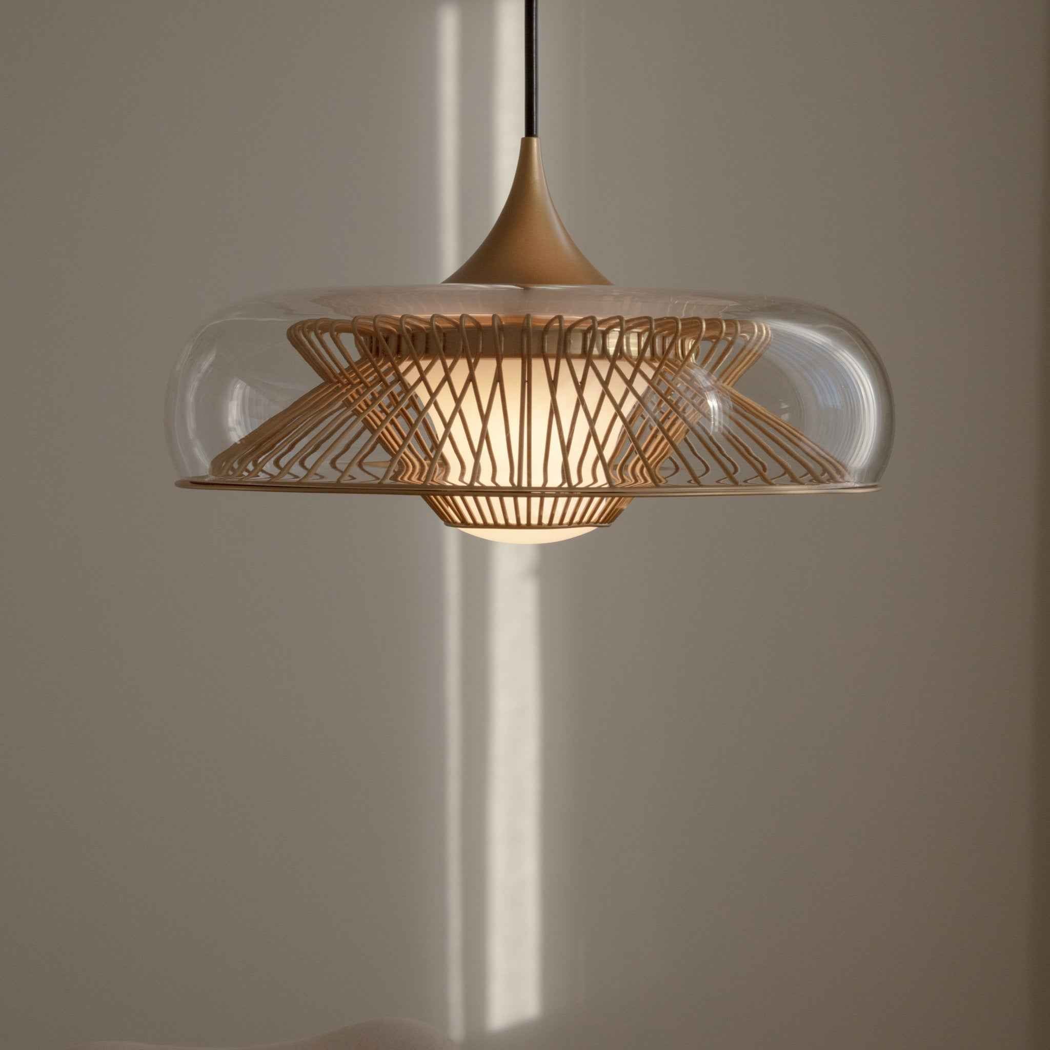 UMAGE Chordis pendelskjerm glass messing