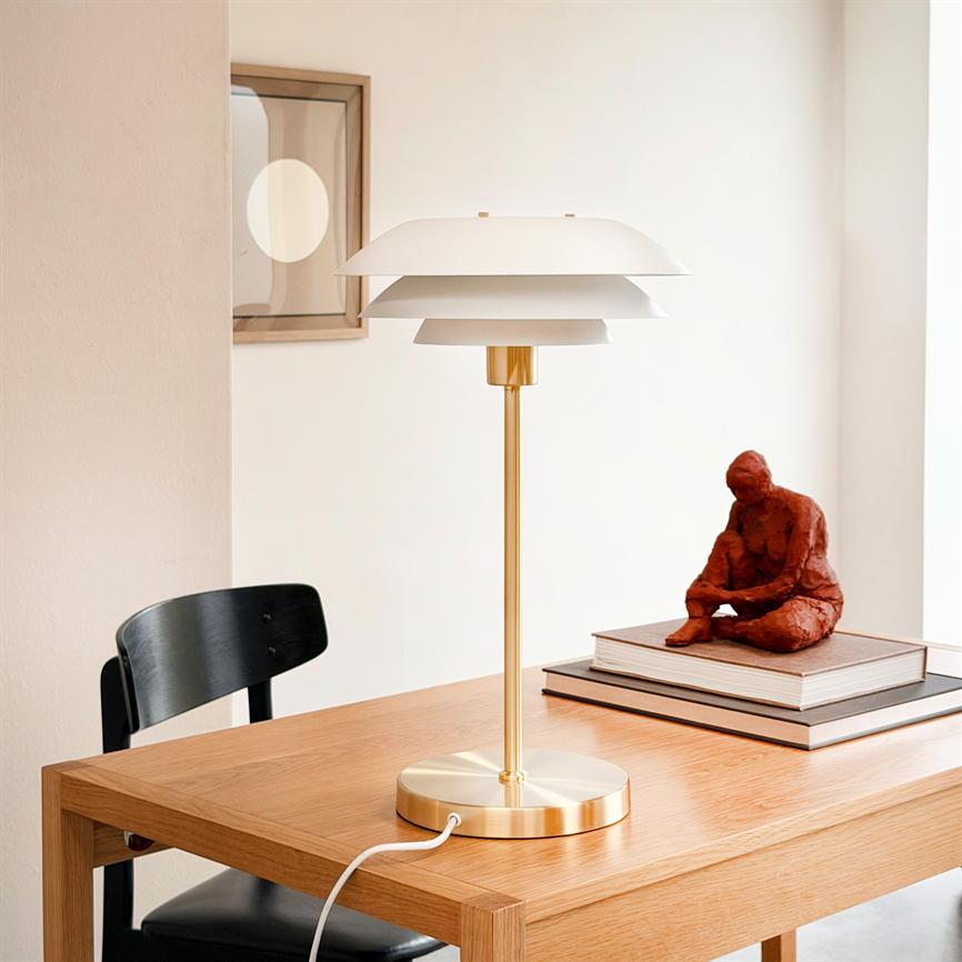 Dyberg Larsen DL31 bordlampe hvit messing skjermlys