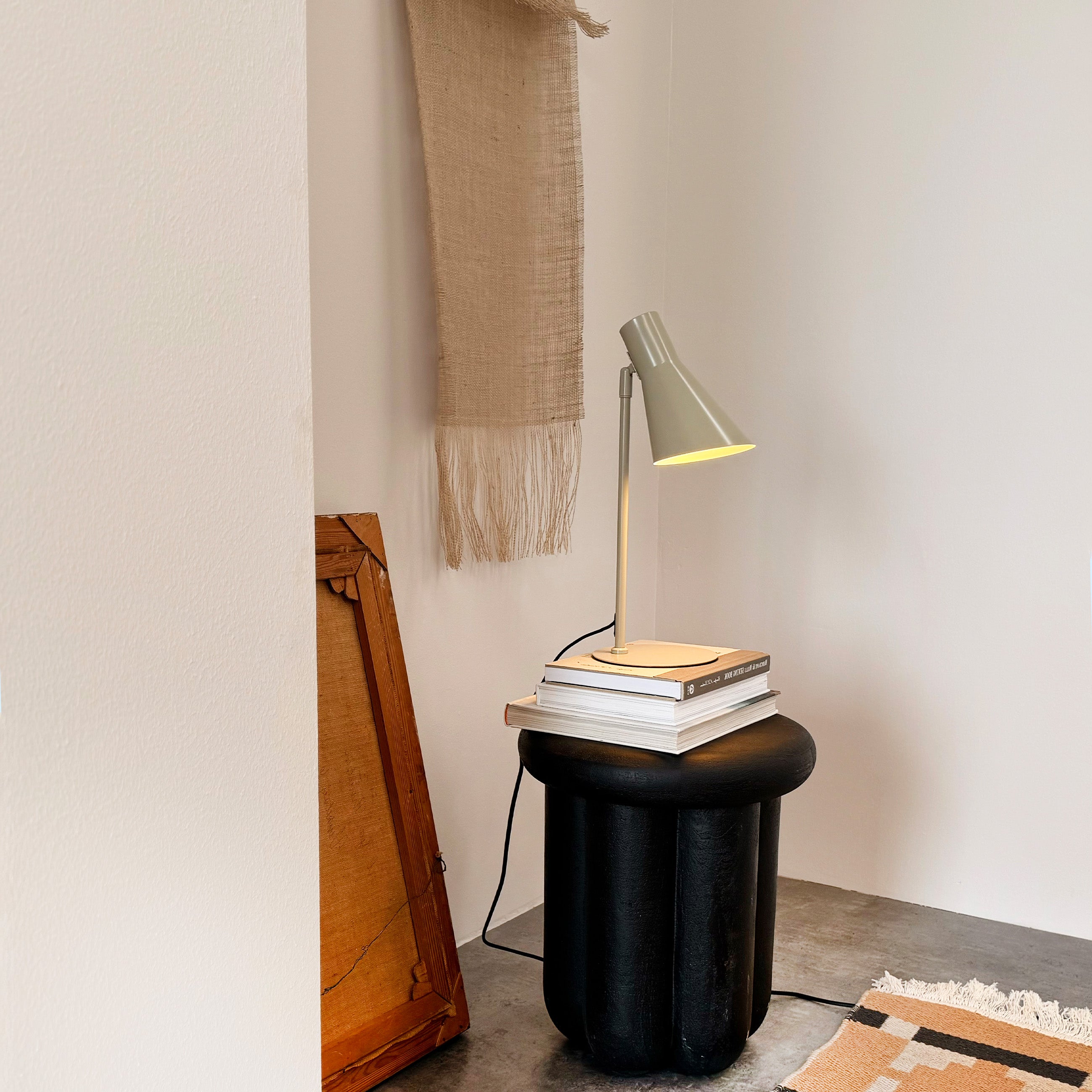 Dyberg Larsen DL12 bordlampe grå justerbar