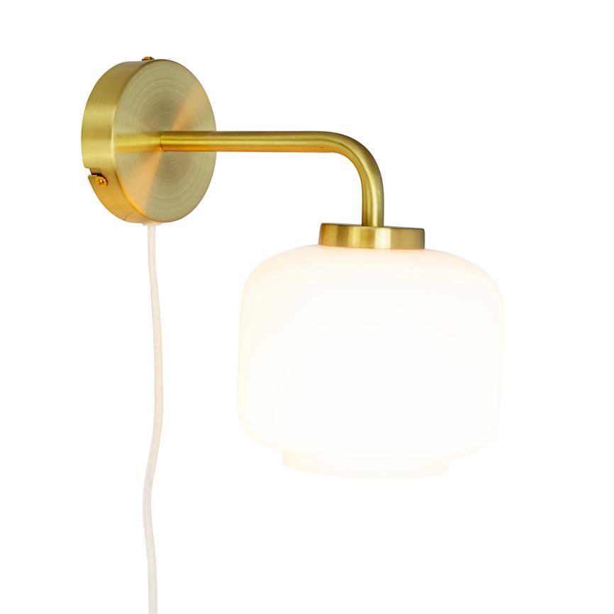Dyberg Larsen Arp vegglampe opal/messing 25,5 cm