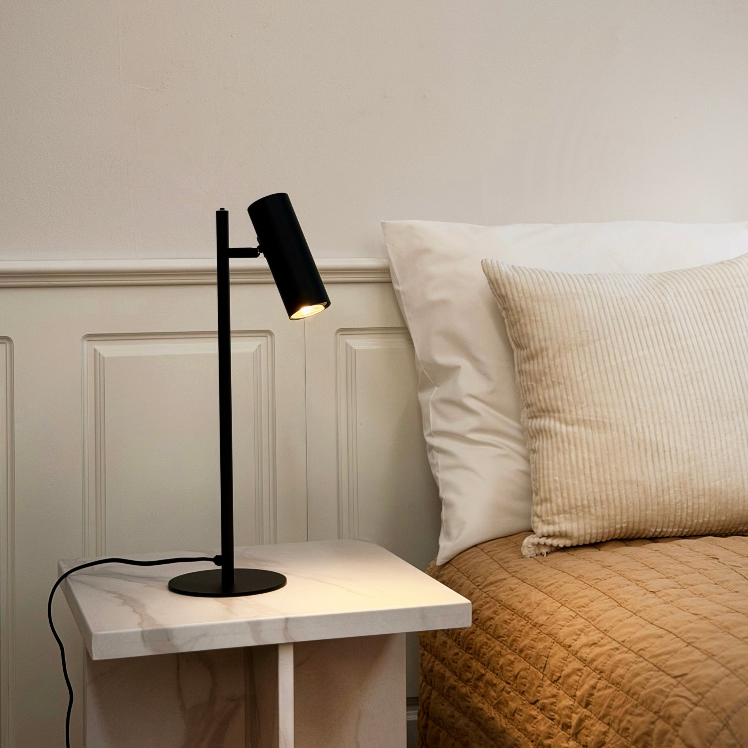 Dyberg Larsen Karlo bordlampe sort leselampe