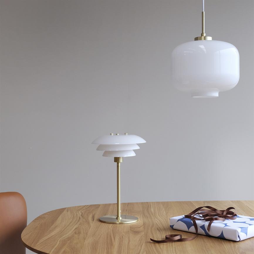 Dyberg Larsen DL20 bordlampe opal messing eksklusiv