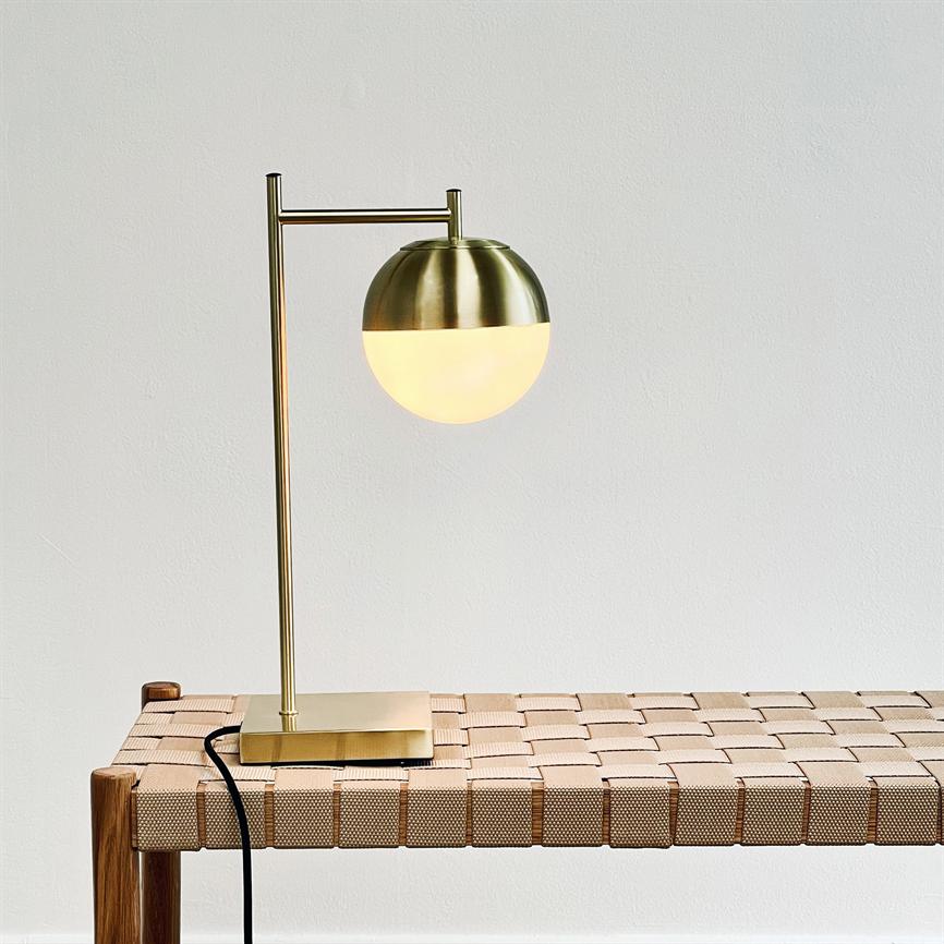 Dyberg Larsen Caen bordlampe messing opal E14