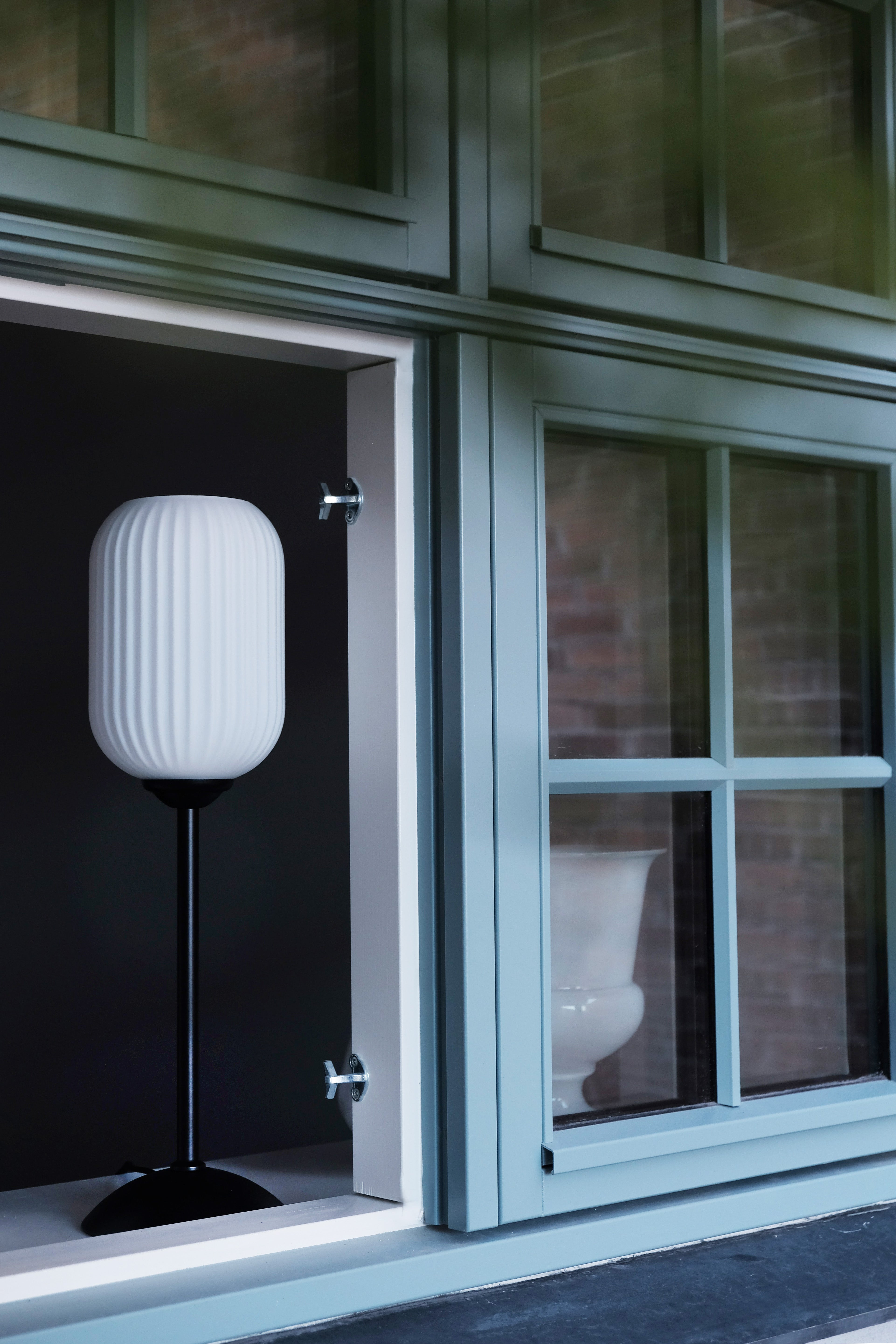 Dyberg Larsen Riflet bordlampe opal glass liten