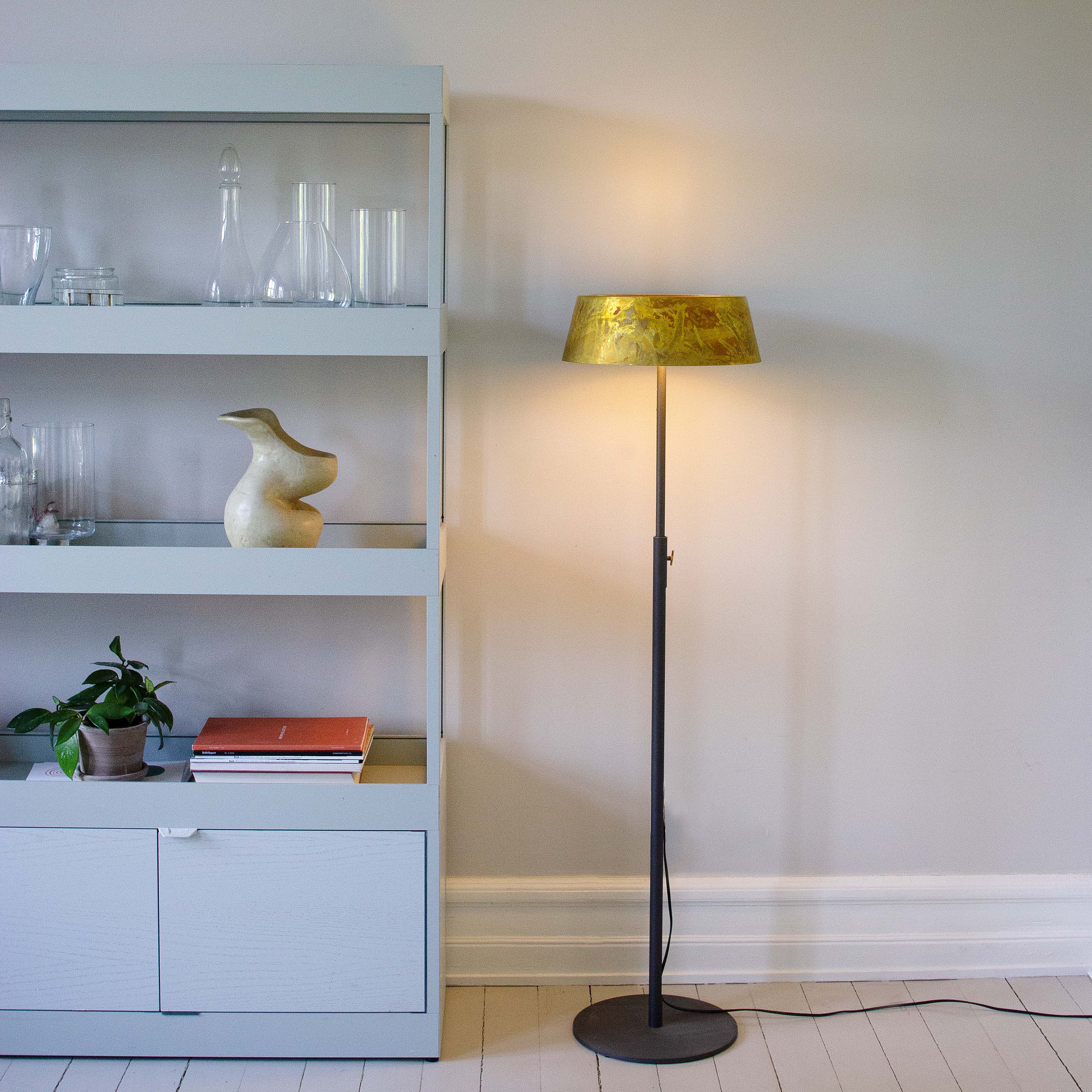 Zlamp Q 440-3530 gulvlampe messing stål