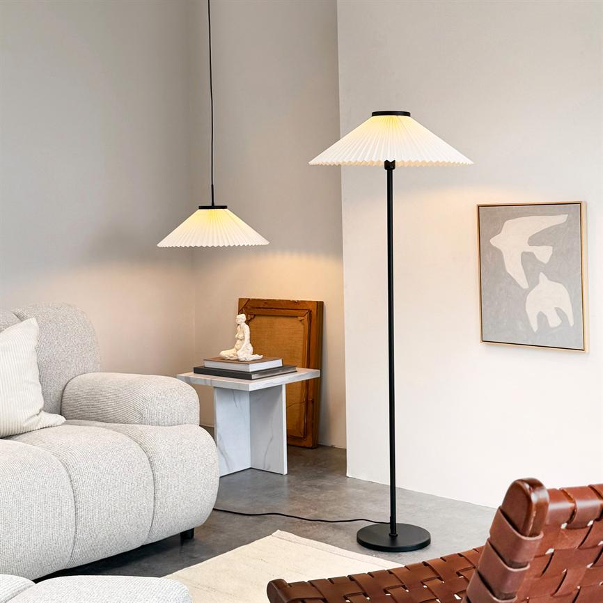 Dyberg Larsen Plissé gulvlampe svart