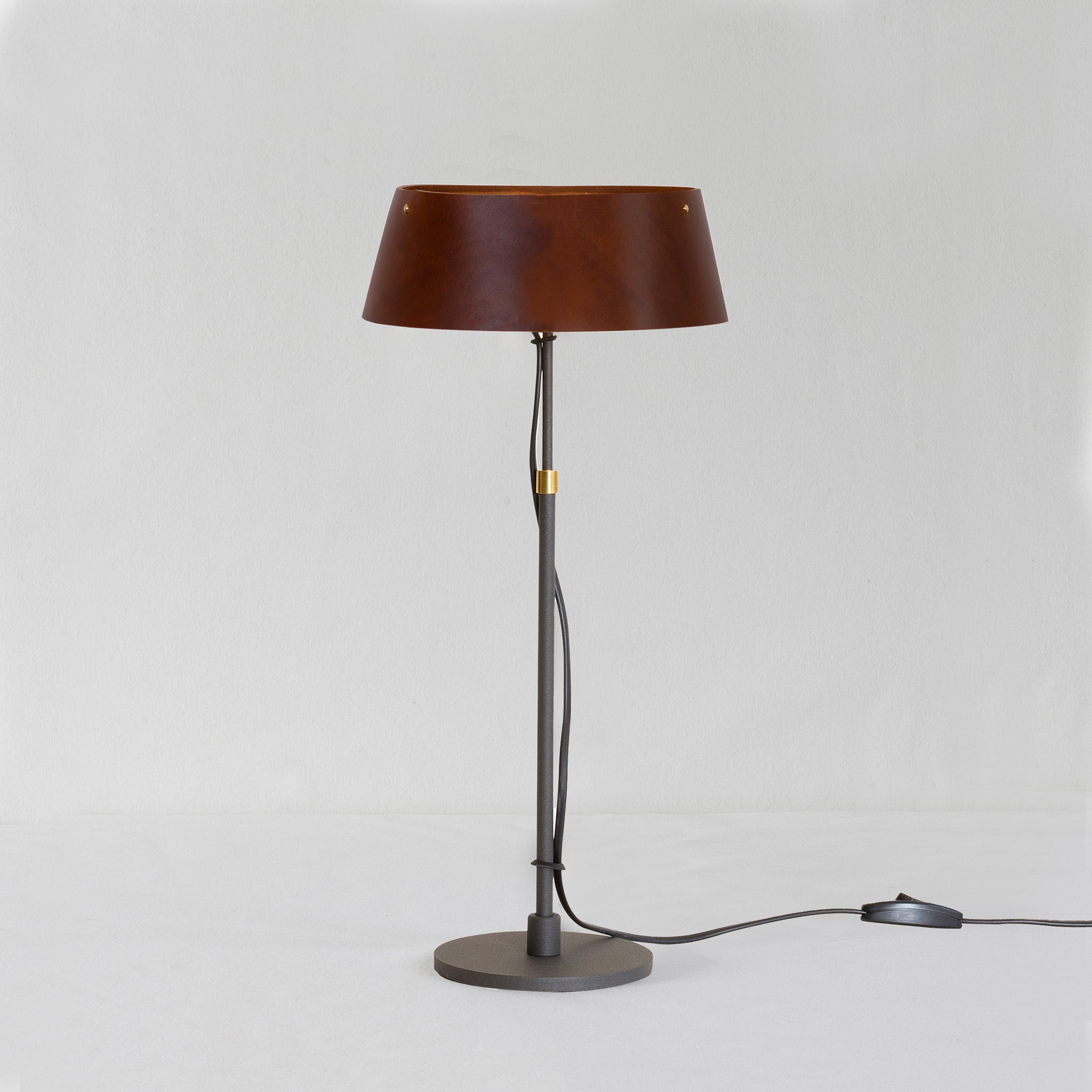 Zlamp Karl 926-2017 bordlampe stor cognac skinn justerbar