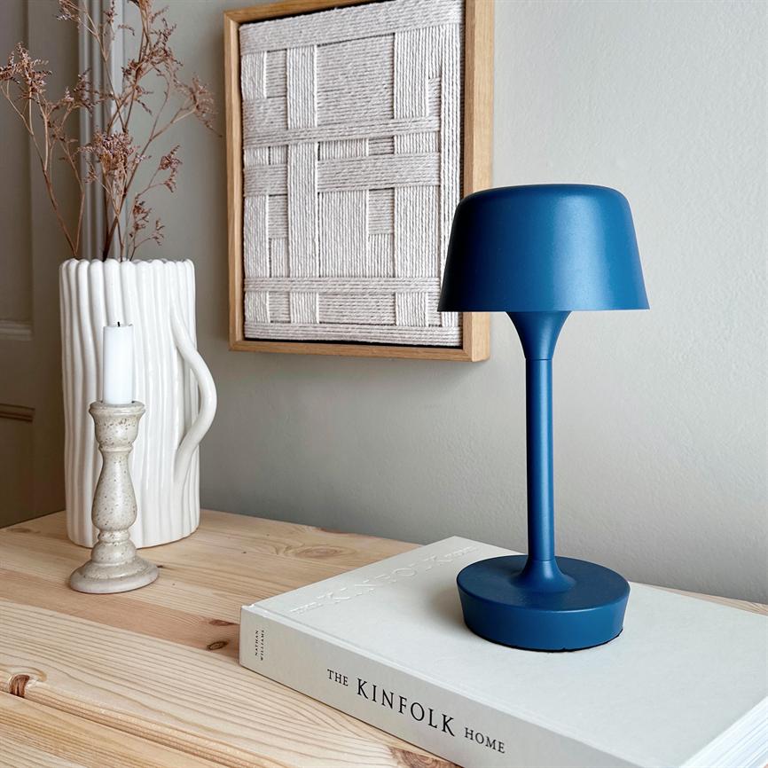 Dyberg Larsen Flow oppladbar bordlampe indigoblå