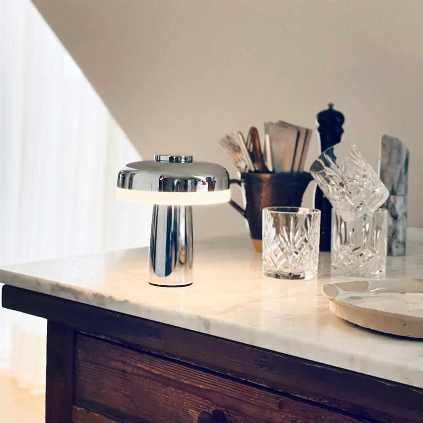 Dyberg Larsen Porter bordlampe krom oppladbar LED