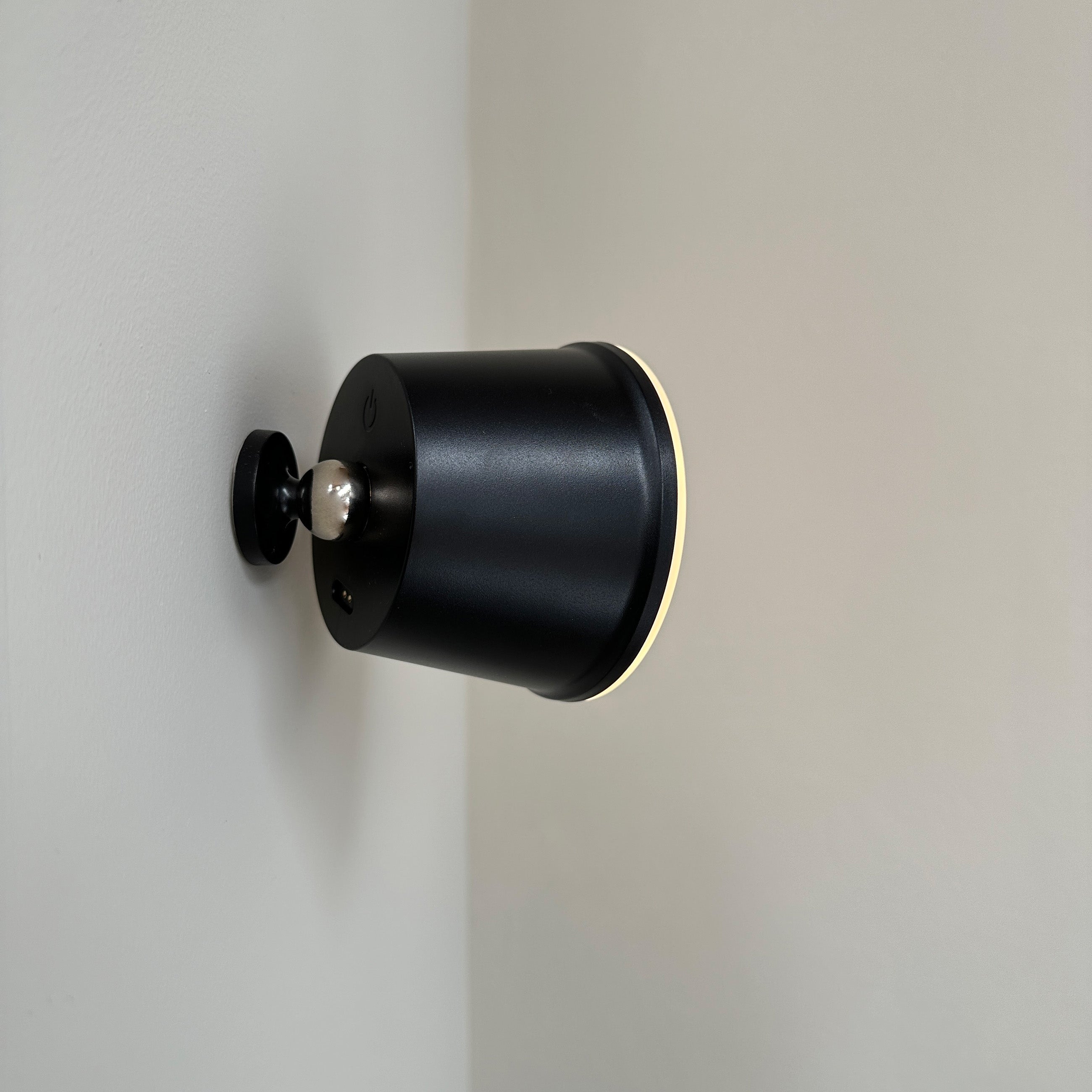 Dyberg Larsen POP bordlampe svart oppladbar