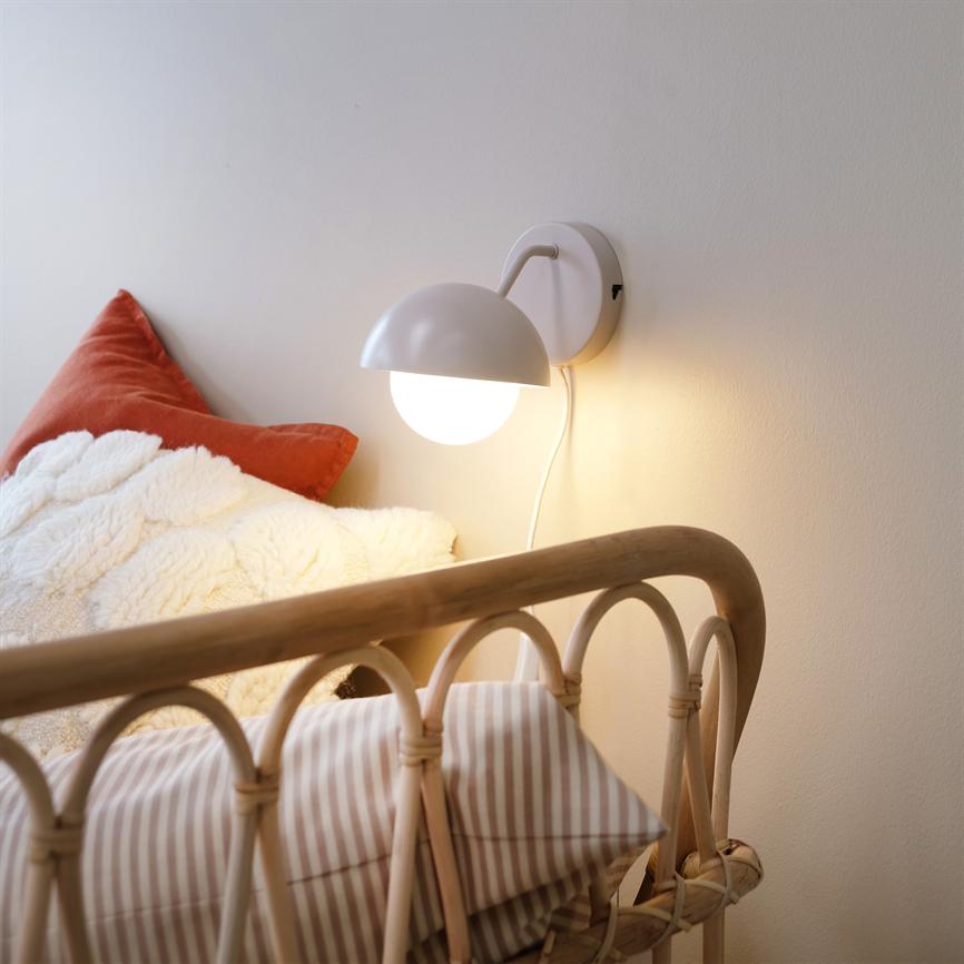 Dyberg Larsen Rose vegglampe beige glasskuppel