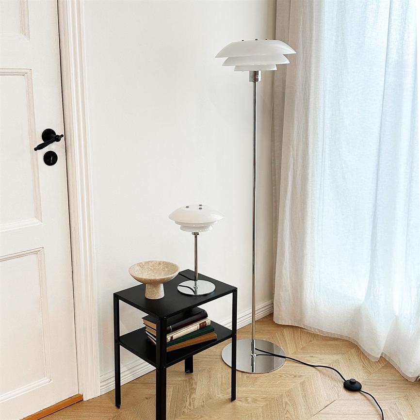Dyberg Larsen DL20 bordlampe opal kromfot