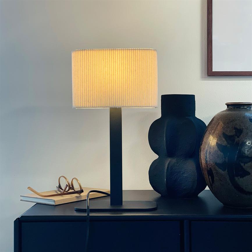 Dyberg Larsen Calix bordlampe oval tekstil
