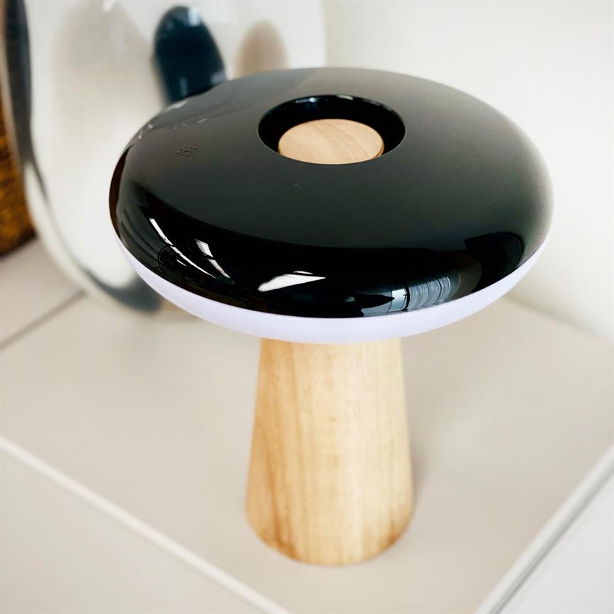 Dyberg Larsen 2 Ways bordlampe svart/tre oppladbar LED