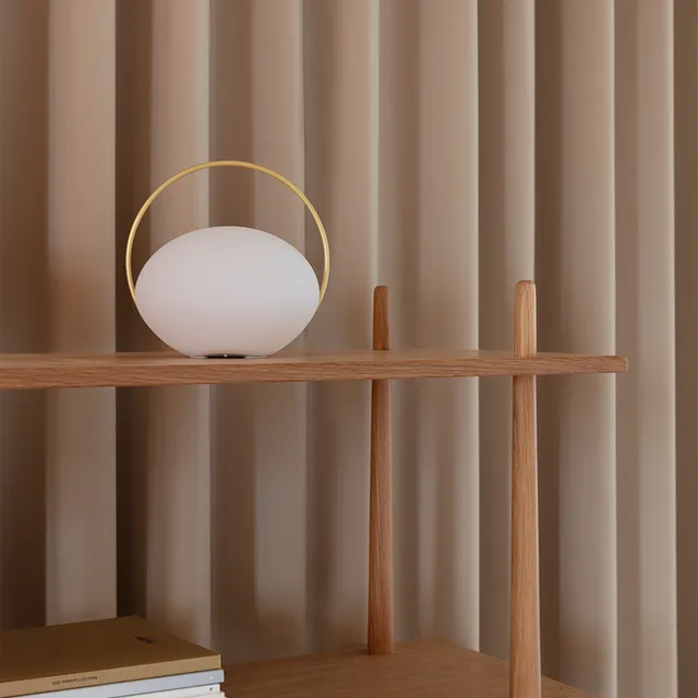 UMAGE Orbit bærbar lampe melkehvit
