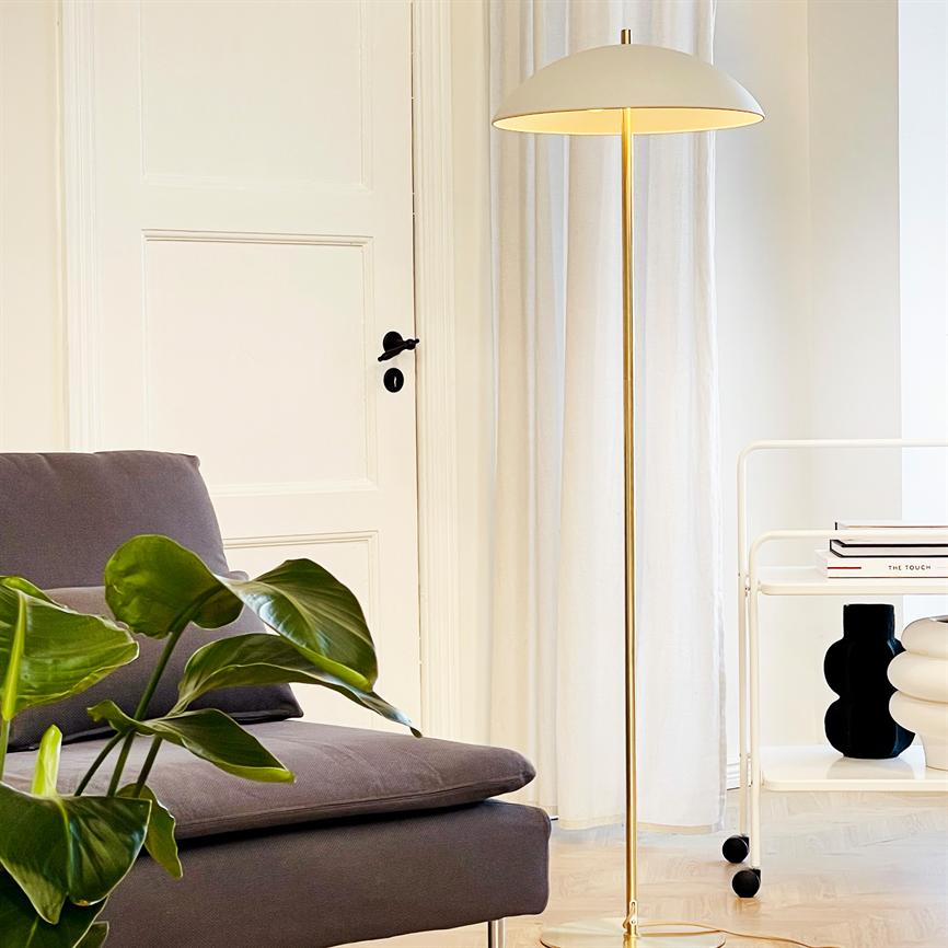 Dyberg Larsen Globus gulvlampe beige/messing 150 cm