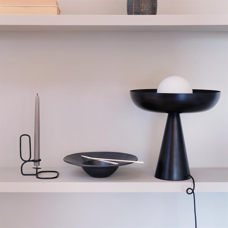 Dyberg Larsen AVA bordlampe sort glasskuppel
