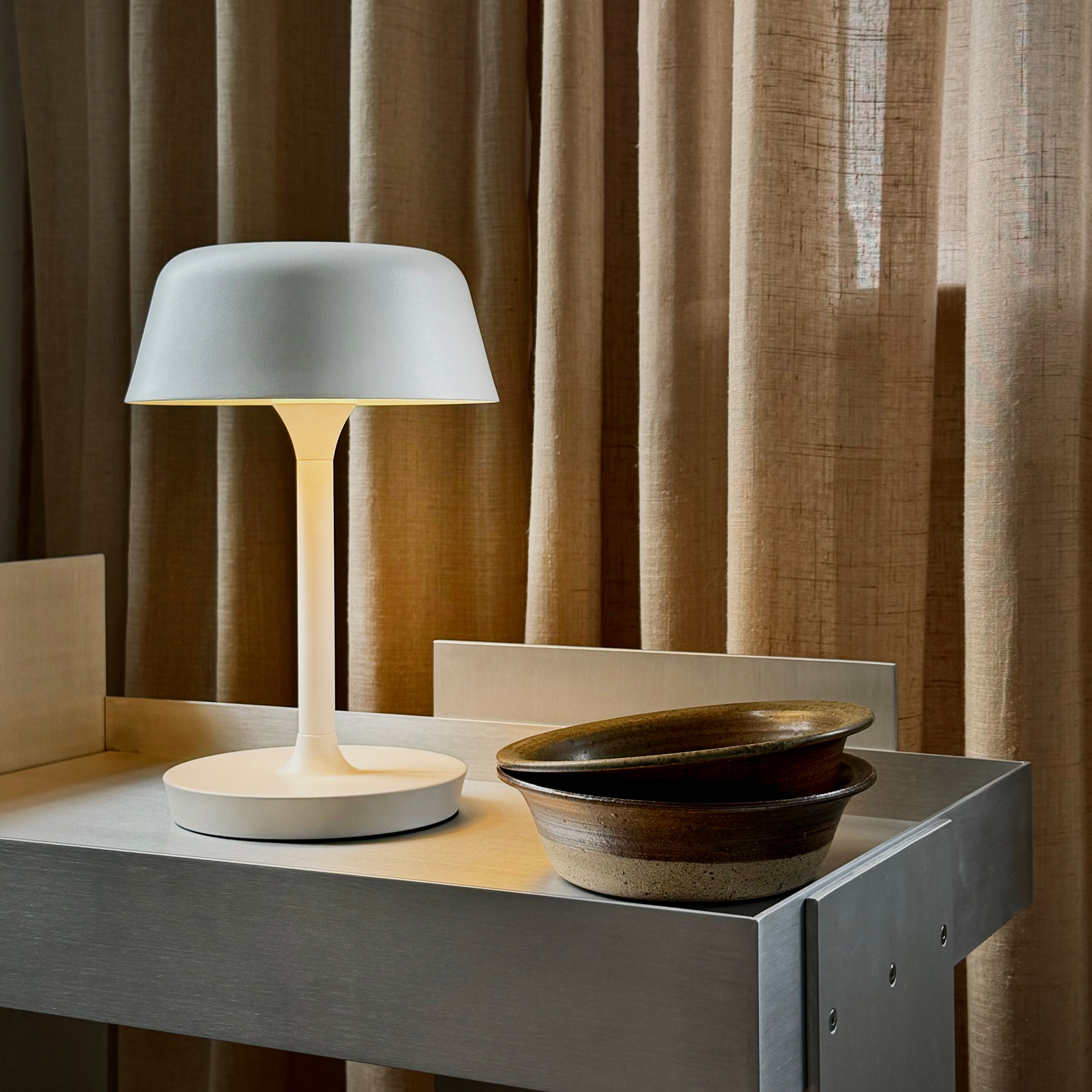 Dyberg Larsen Valencia bordlampe hvit oppladbar LED
