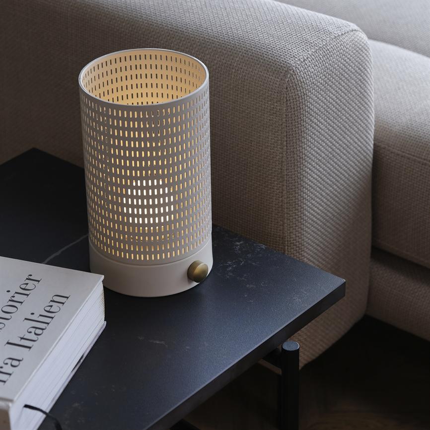 Dyberg Larsen Mesh lanterne hvit messing oppladbar