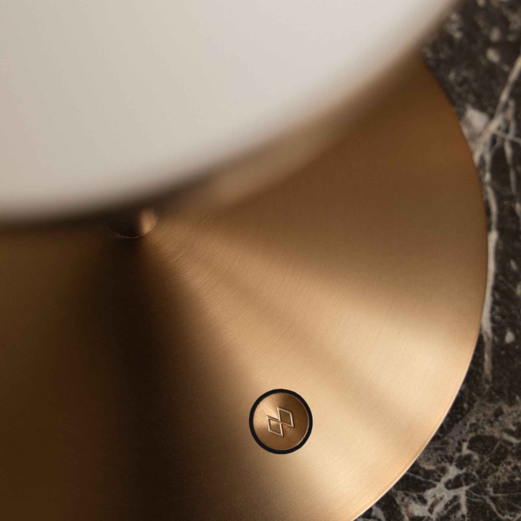 UMAGE Spring bordlampe opalglass messing touch