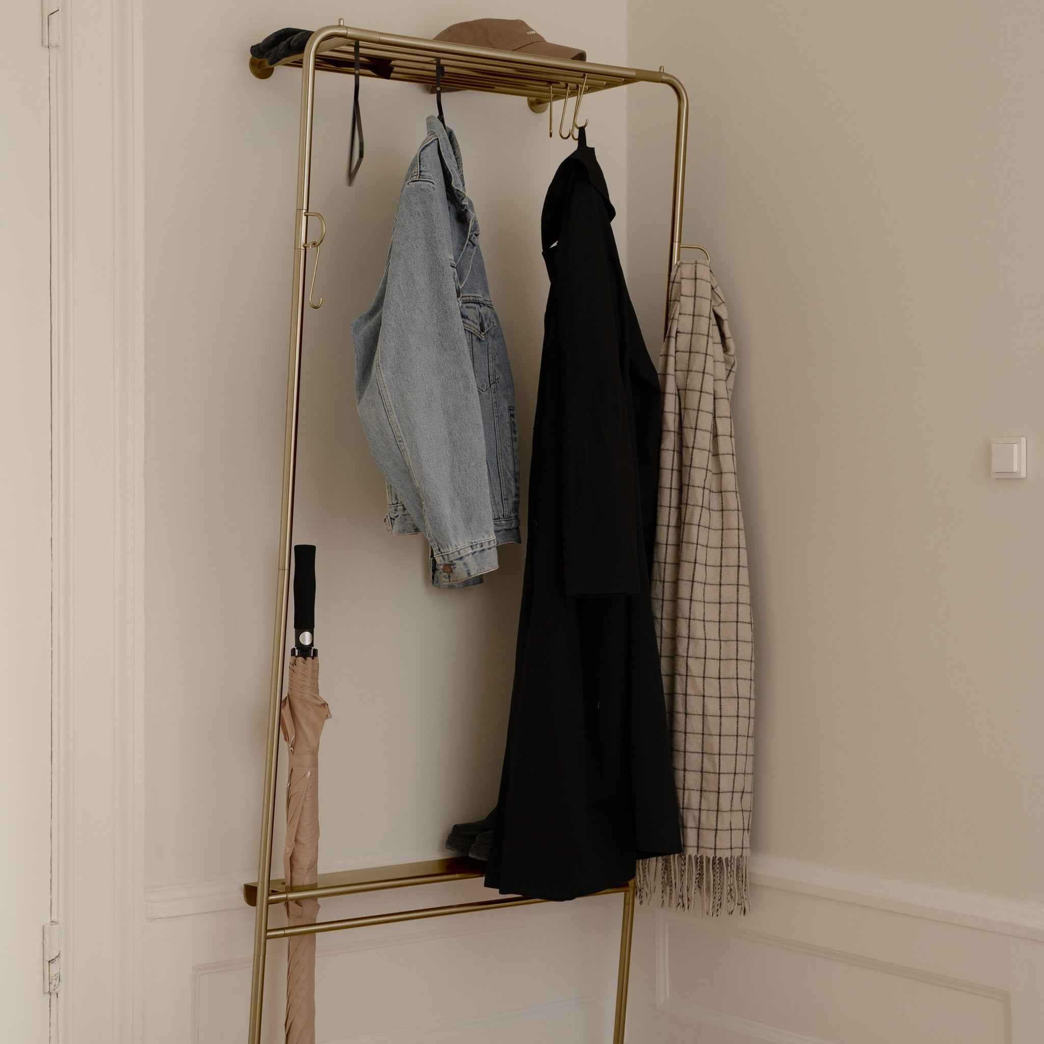 Umage Lean On Me klesstativ svart stål