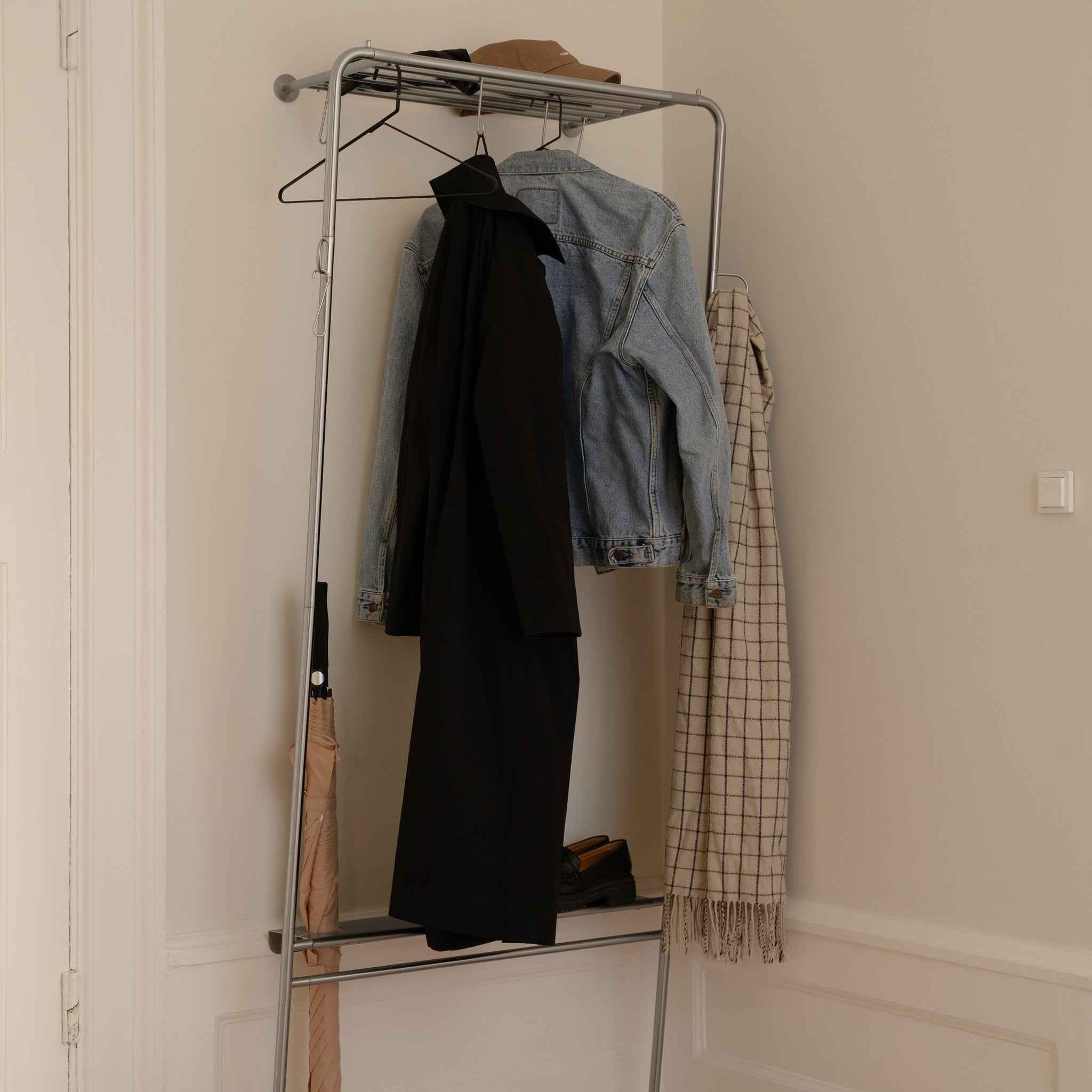 Umage Lean On Me klesstativ svart stål