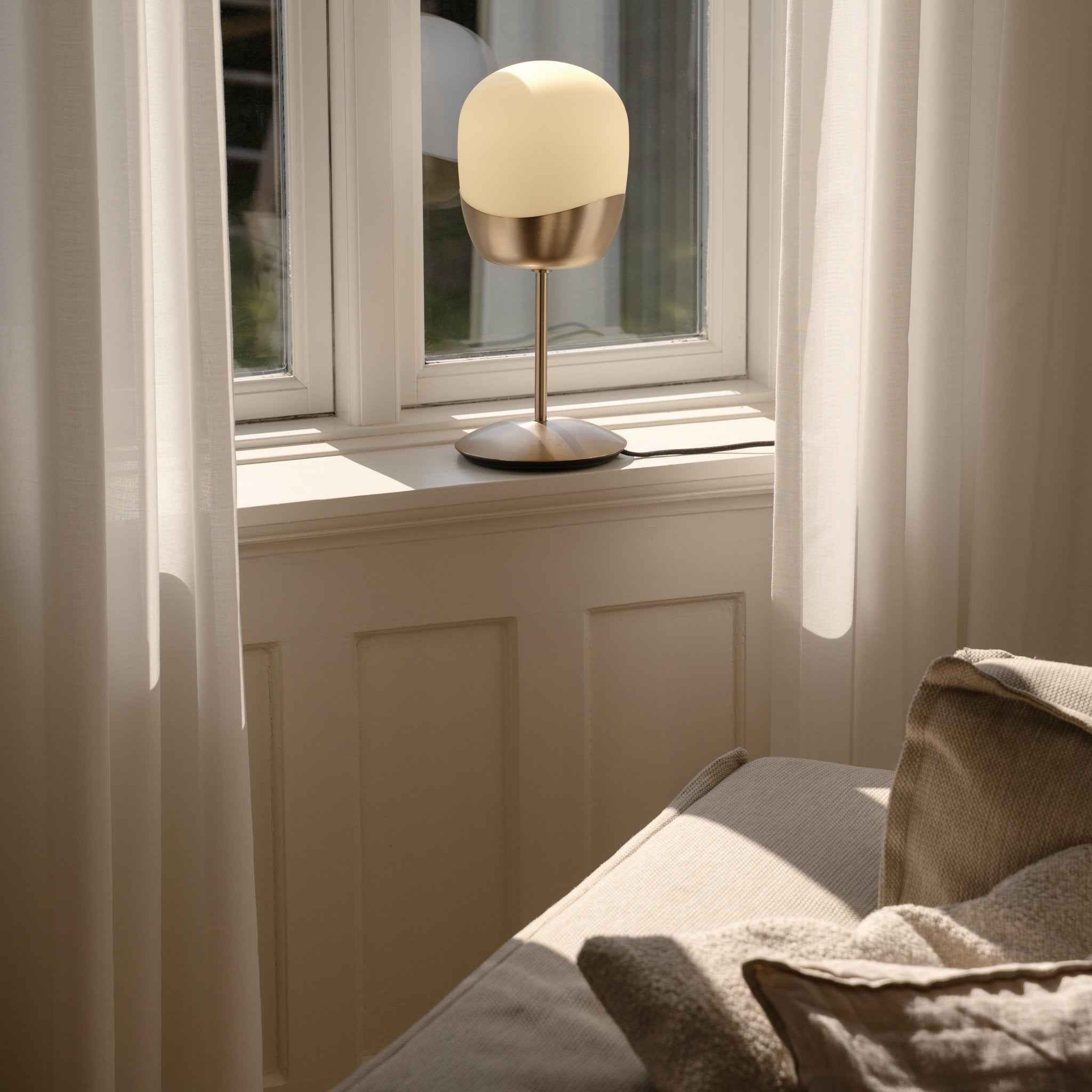 UMAGE Spring bordlampe opalglass messing touch