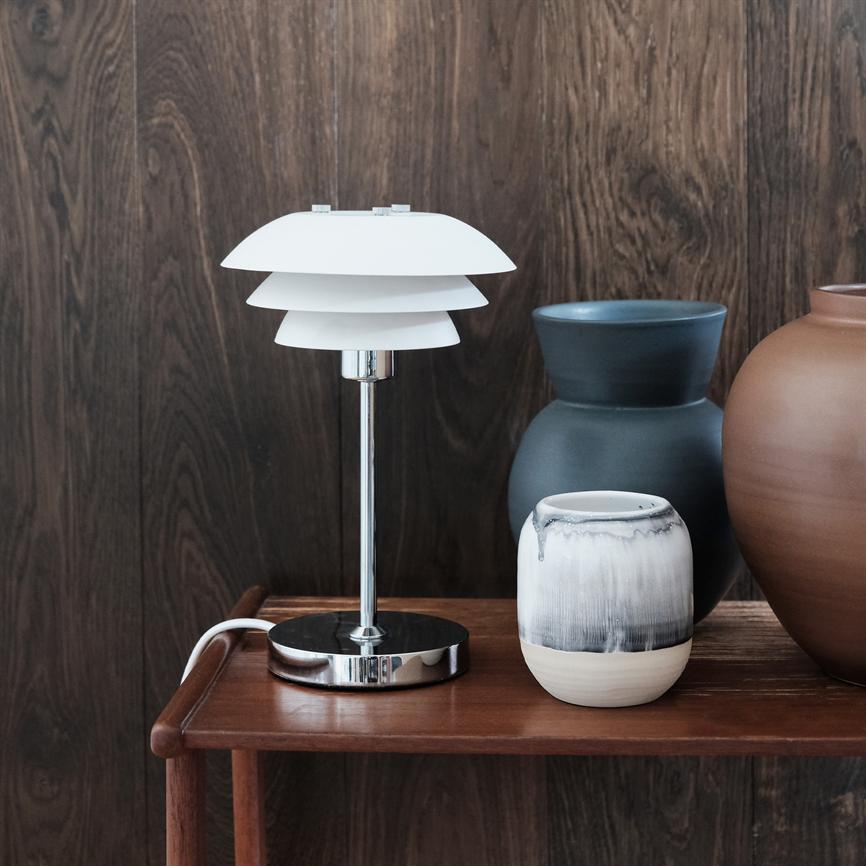 Dyberg Larsen DL16 bordlampe hvit metall
