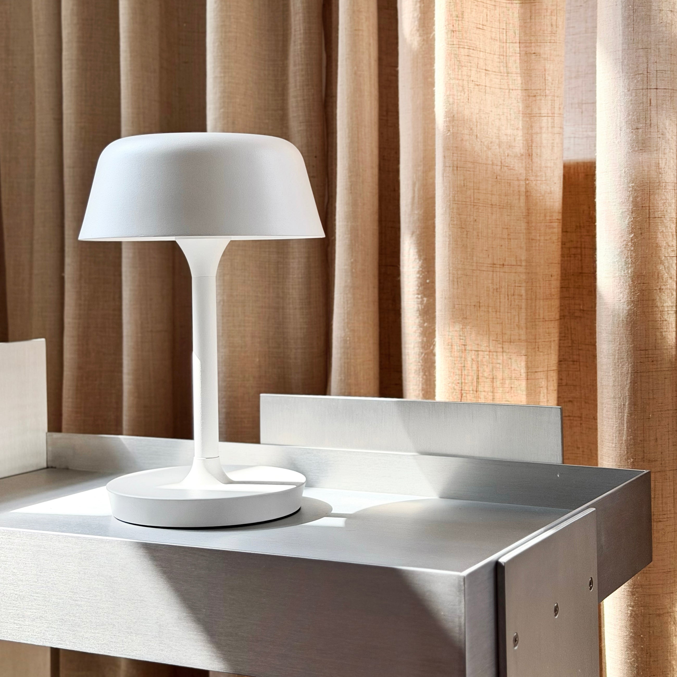 Dyberg Larsen Valencia bordlampe hvit oppladbar LED