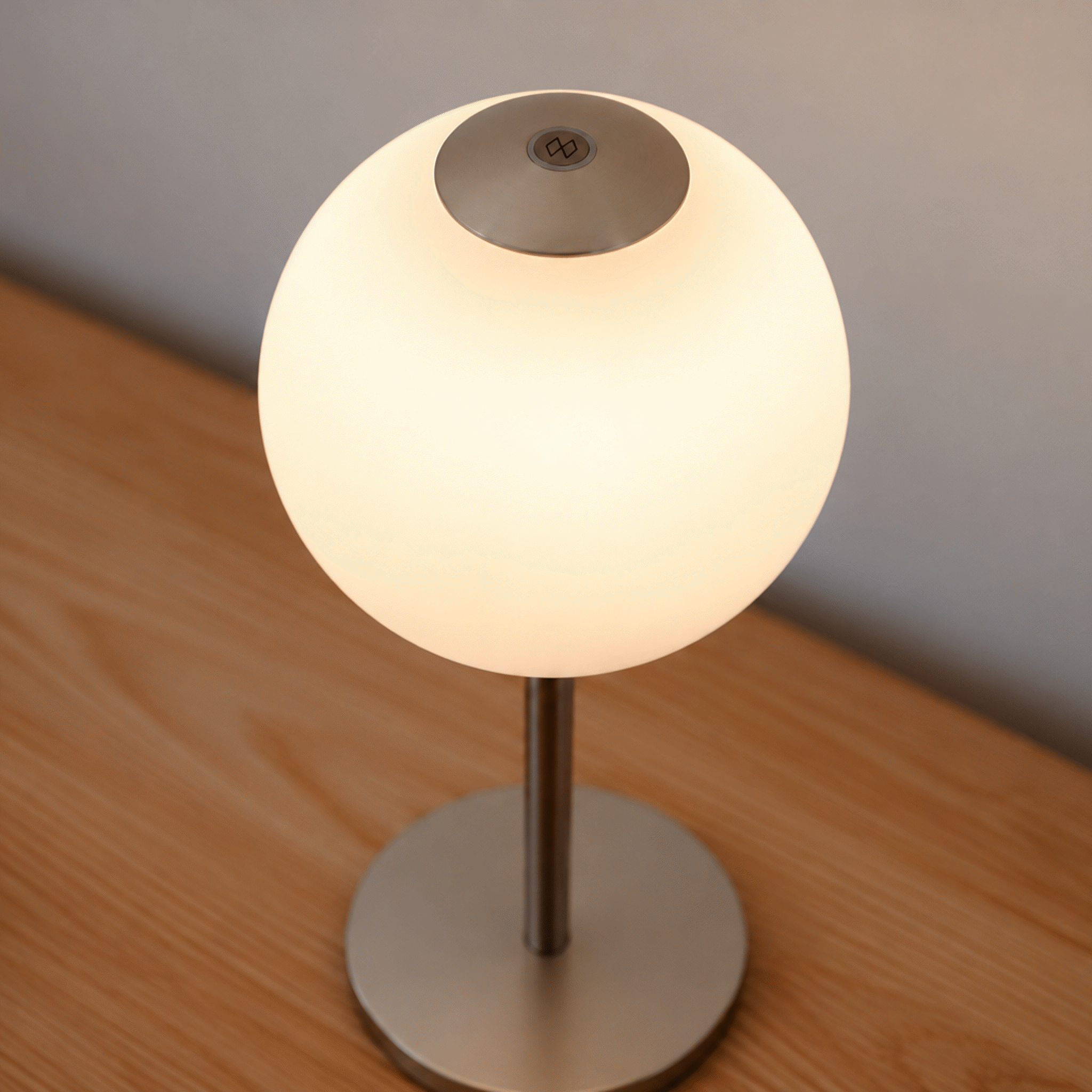 UMAGE Audrey Move bordlampe messing oppladbar