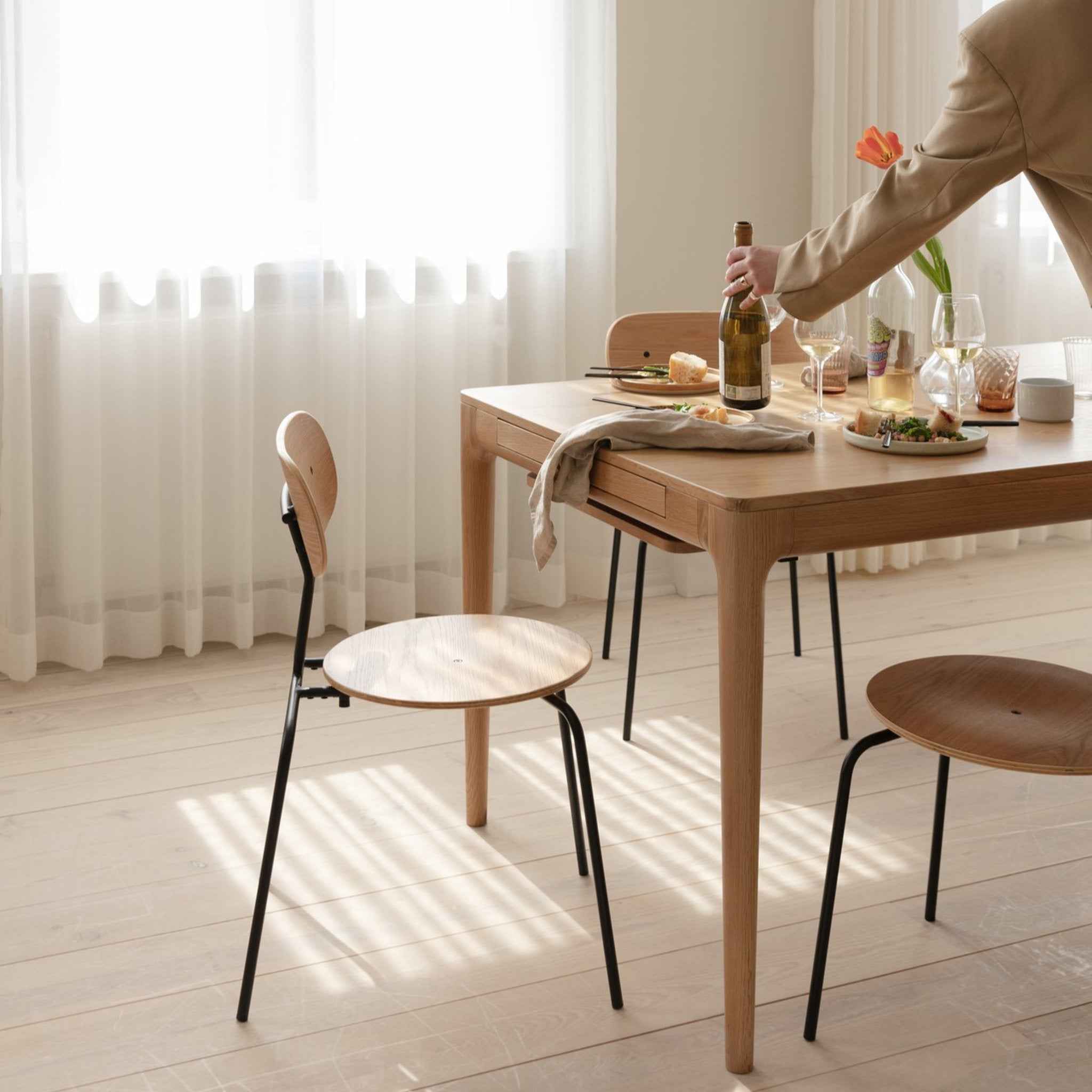 Umage Curious spisestol eik sugar brown stabelbar