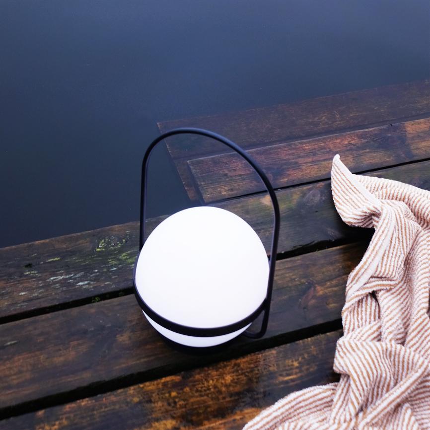 Dyberg Larsen Summer bordlampe solar sort/hvit