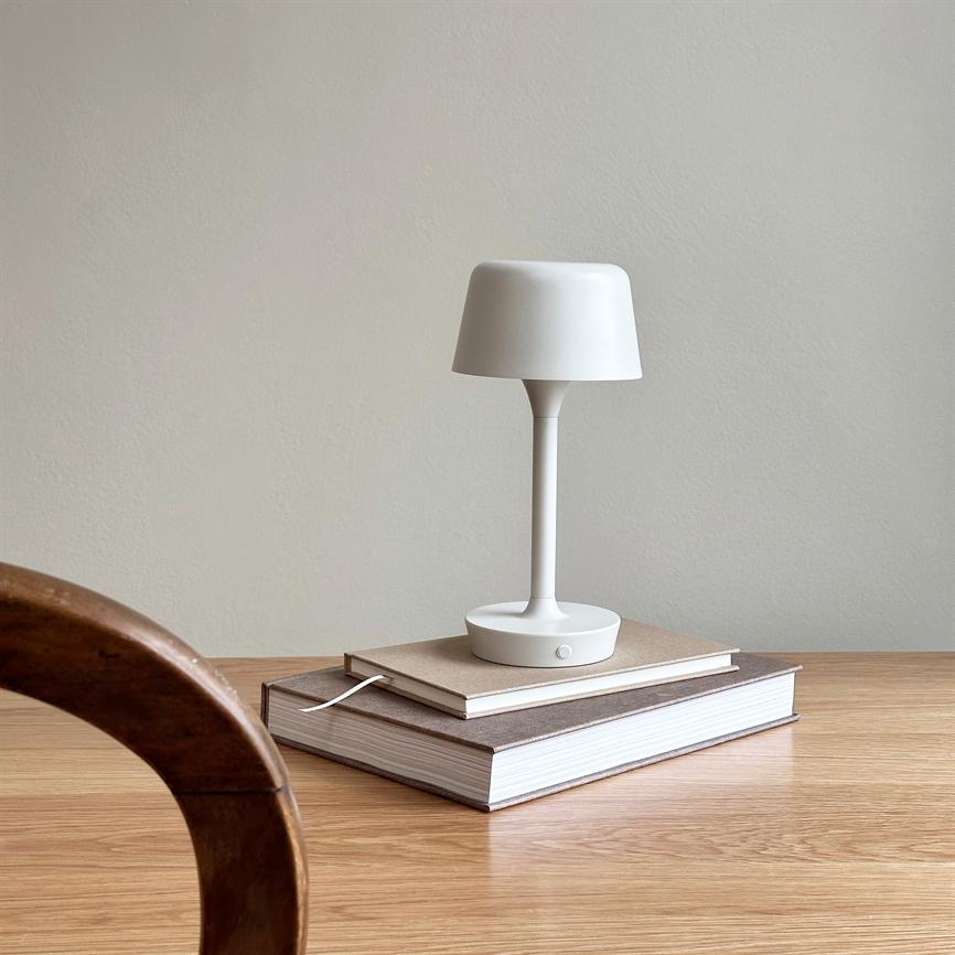 Dyberg Larsen Flow bordlampe krem oppladbar USB-C