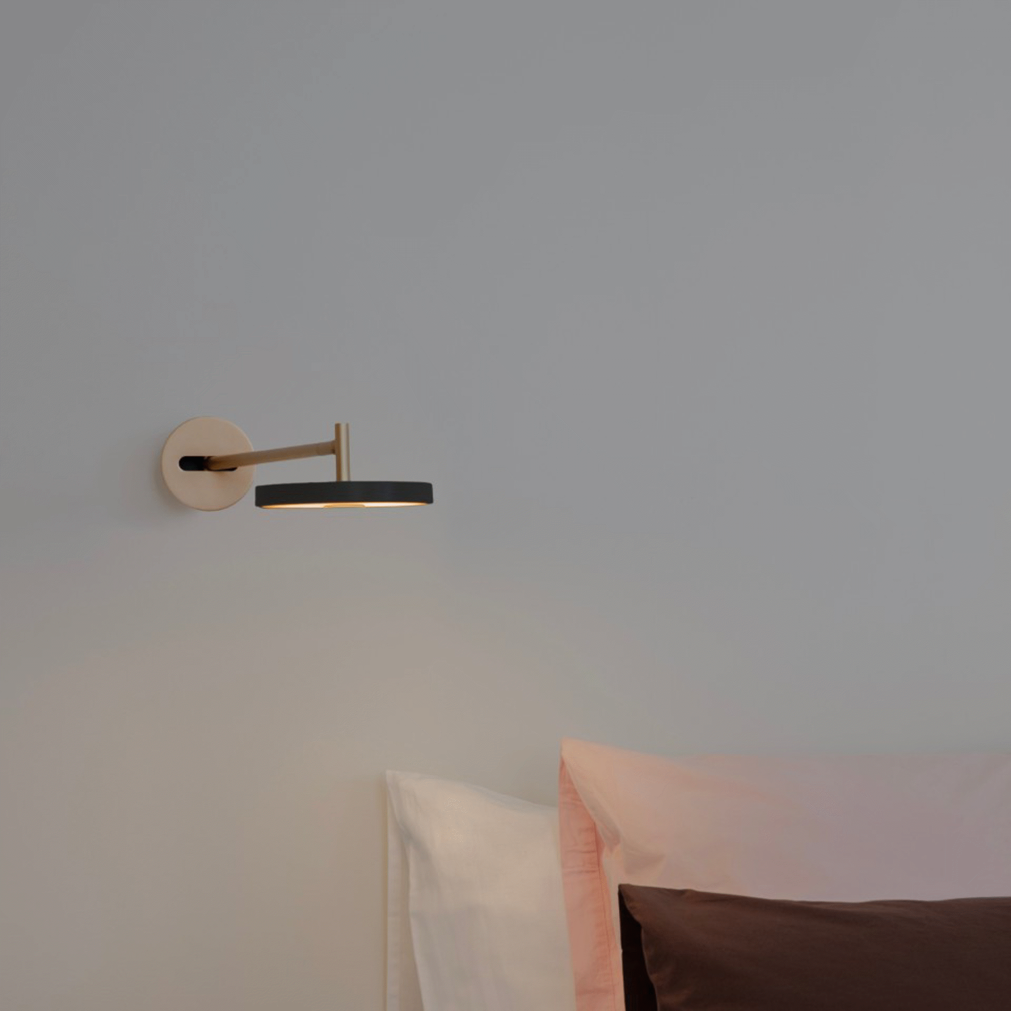 UMAGE Asteria Long vegglampe messing svart dimbar