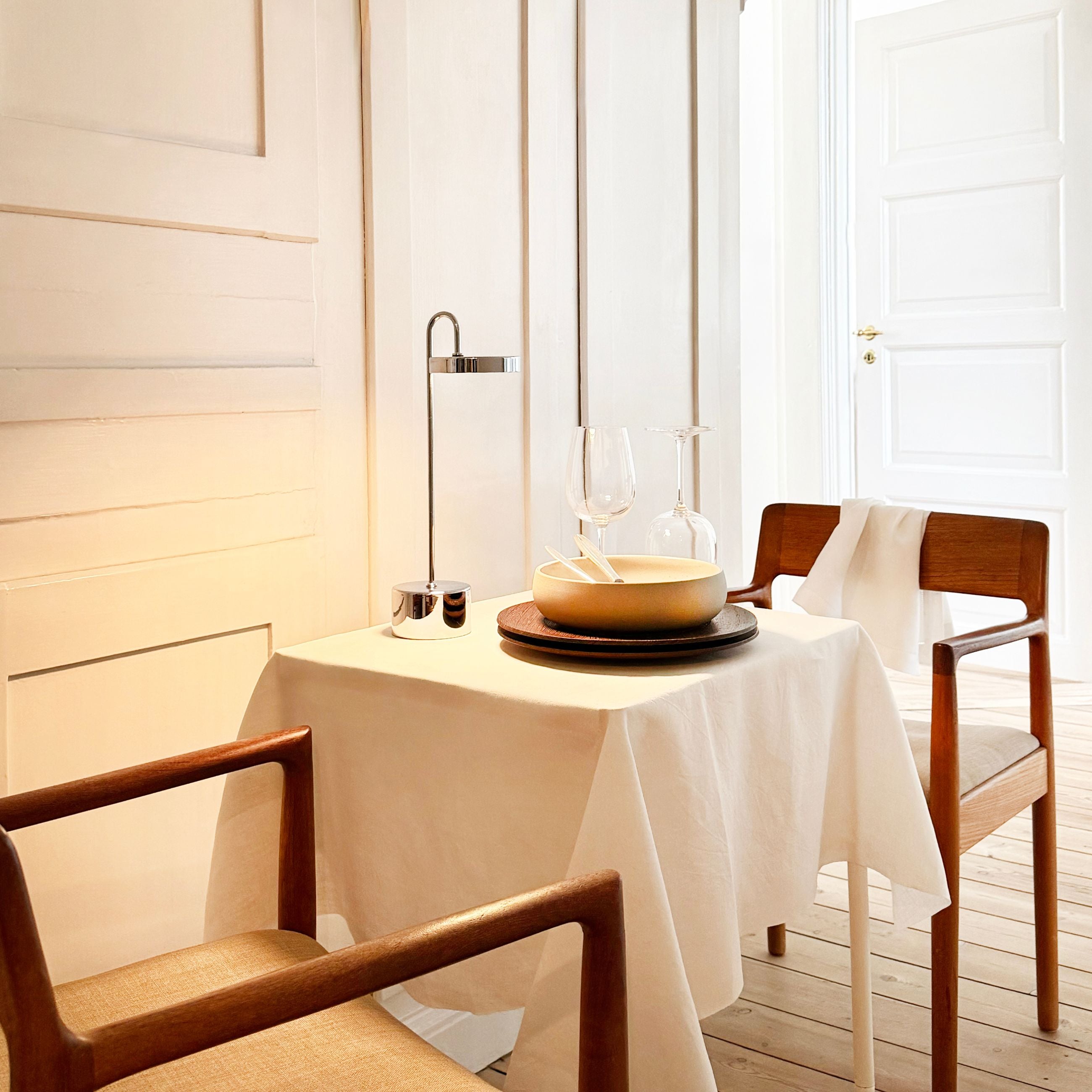 Dyberg Larsen MooveLIGHT bordlampe krom med Qi-lader