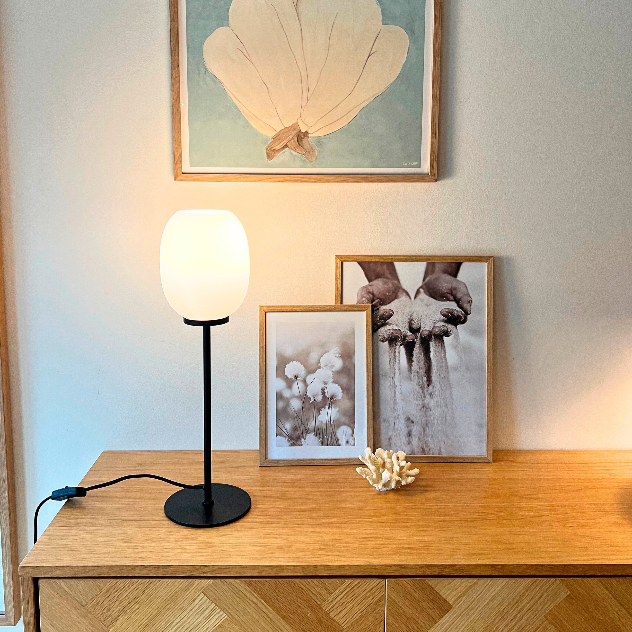 Dyberg Larsen DL39 bordlampe opal sort