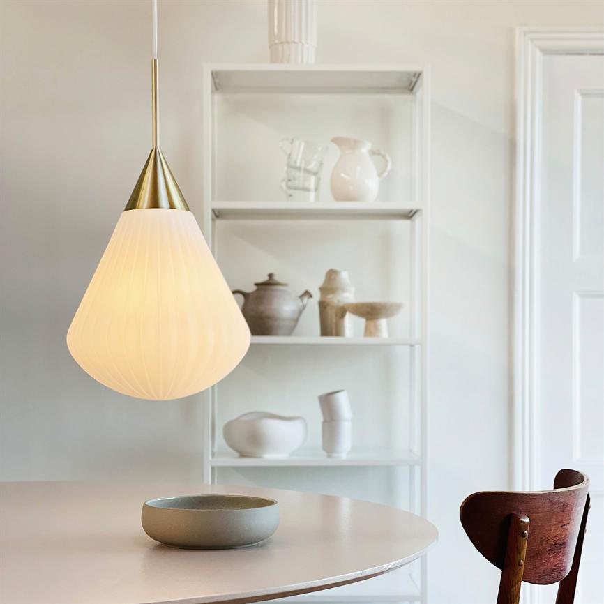 Dyberg Larsen Ballon pendel opal messing stor