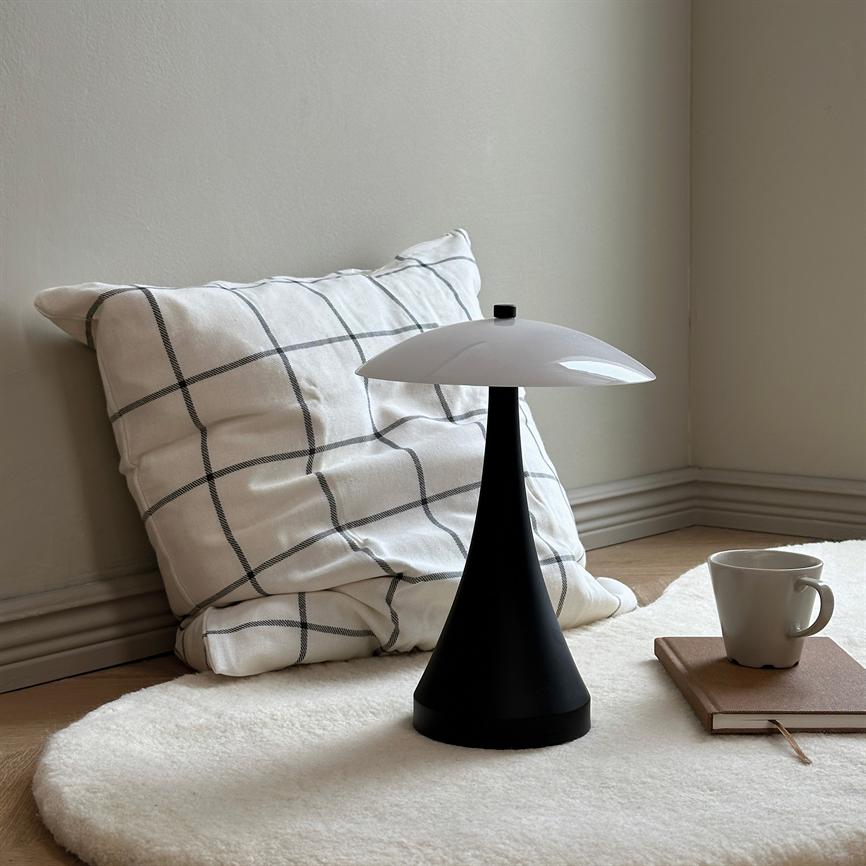 Dyberg Larsen Vienna LED bordlampe opal oppladbar