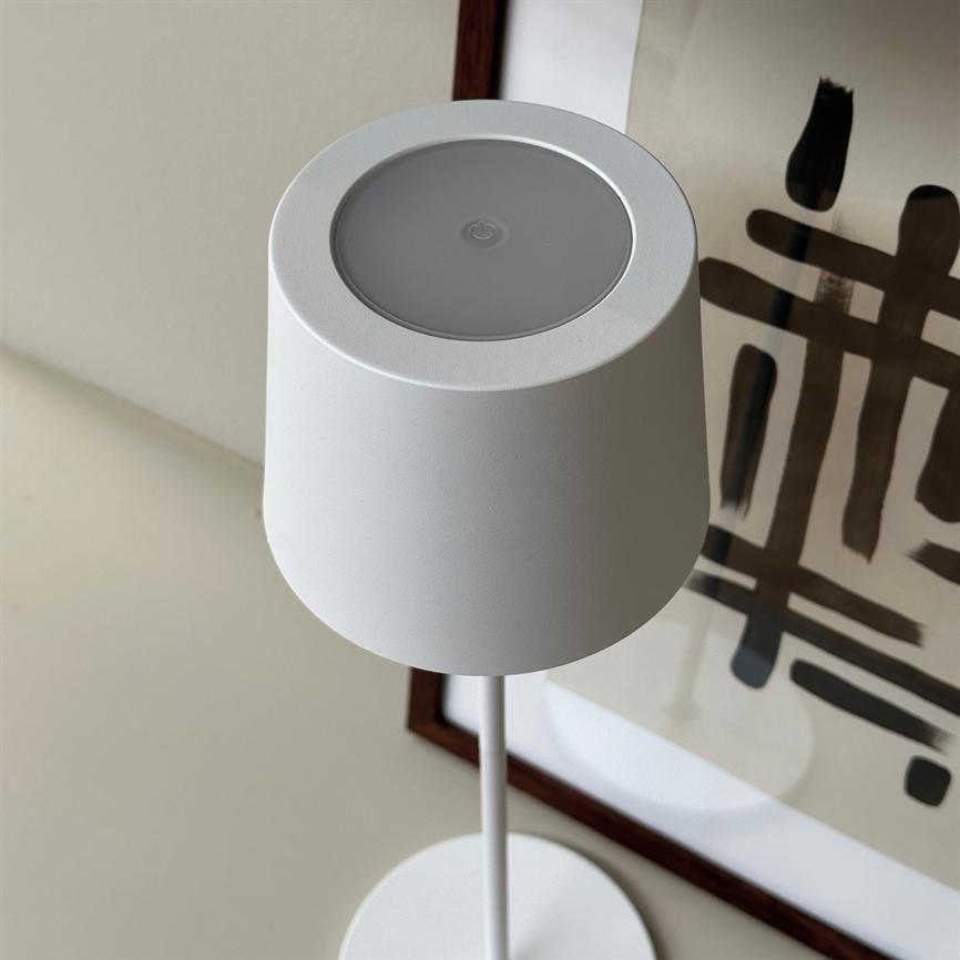 Dyberg Larsen Karl bordlampe hvit oppladbar LED