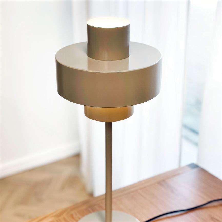 Dyberg Larsen Stoke bordlampe grå metall