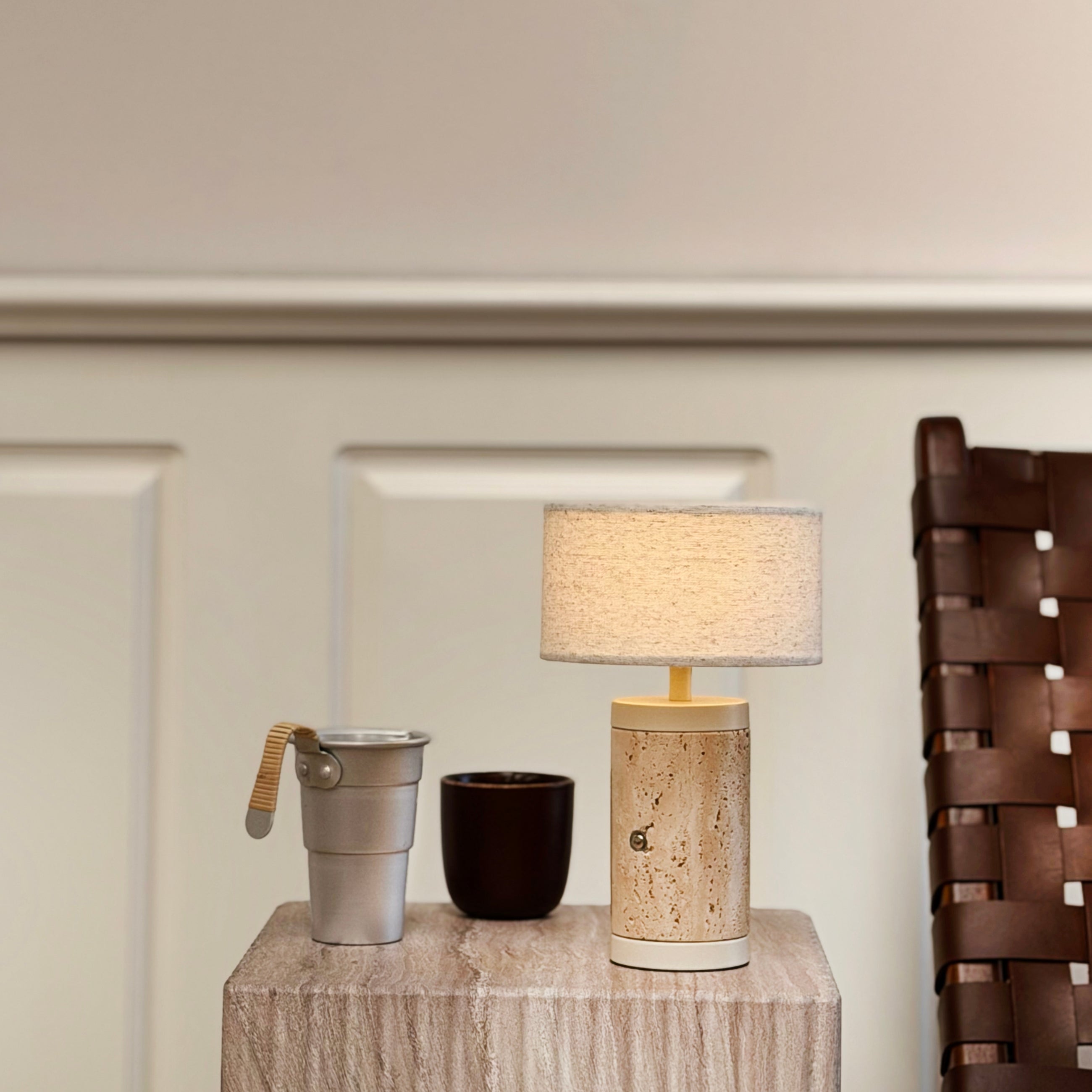Dyberg Larsen Mellow bordlampe travertin oppladbar