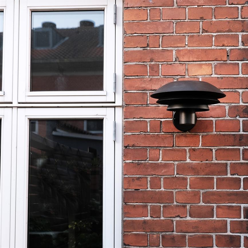 Dyberg Larsen DL20 vegglampe sort utendørs